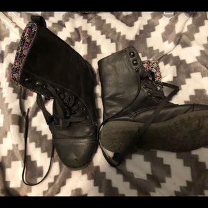 Combat boots .